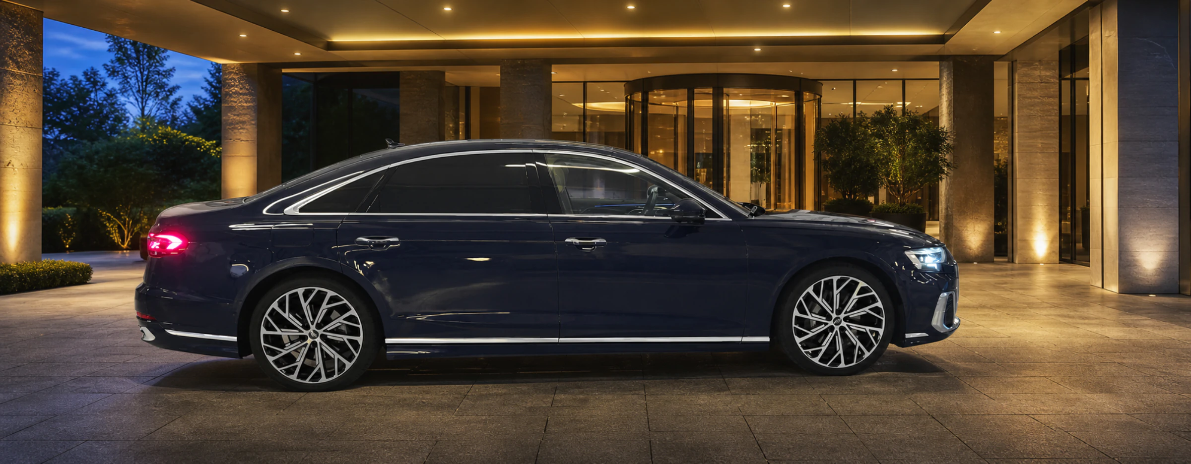 Ammiraglia executive blu New Fly Service davanti a un hotel